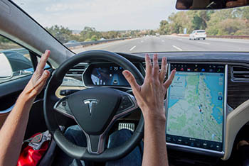 В США расследуют гибель водителя Tesla Model S во время езды на автопилоте